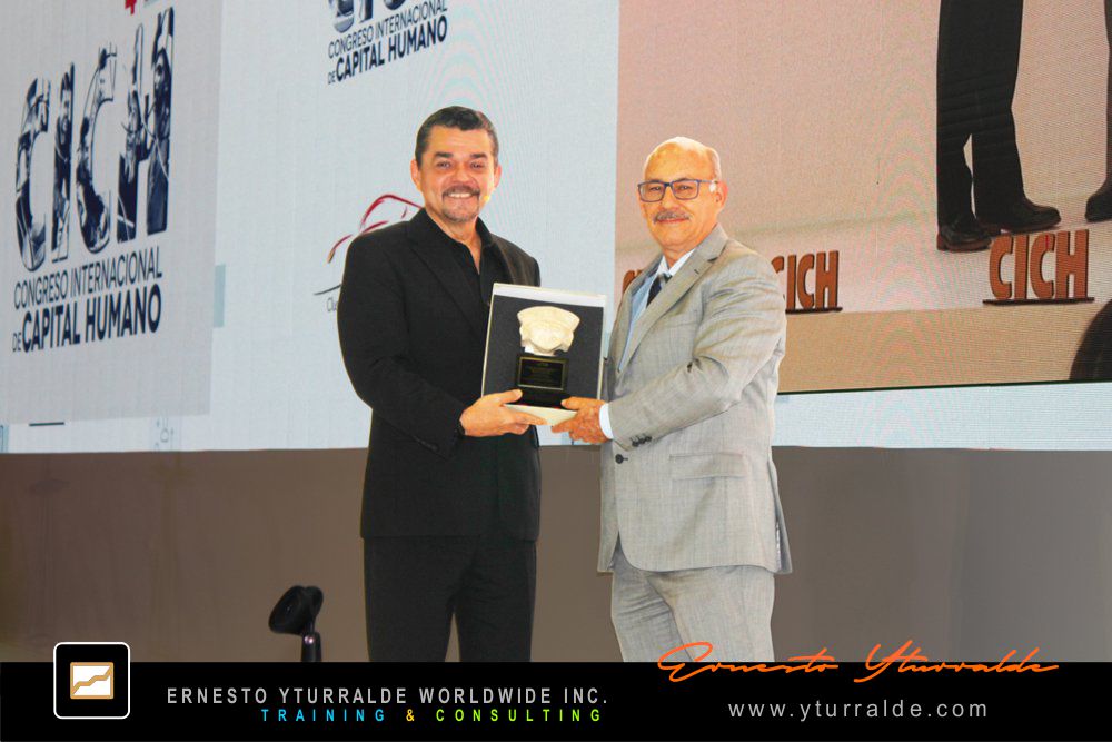 Ernesto Yturralde recibiendo un reconocimiento internacional en México por su destacada trayectoria en Team Building y Aprendizaje Experiencial
